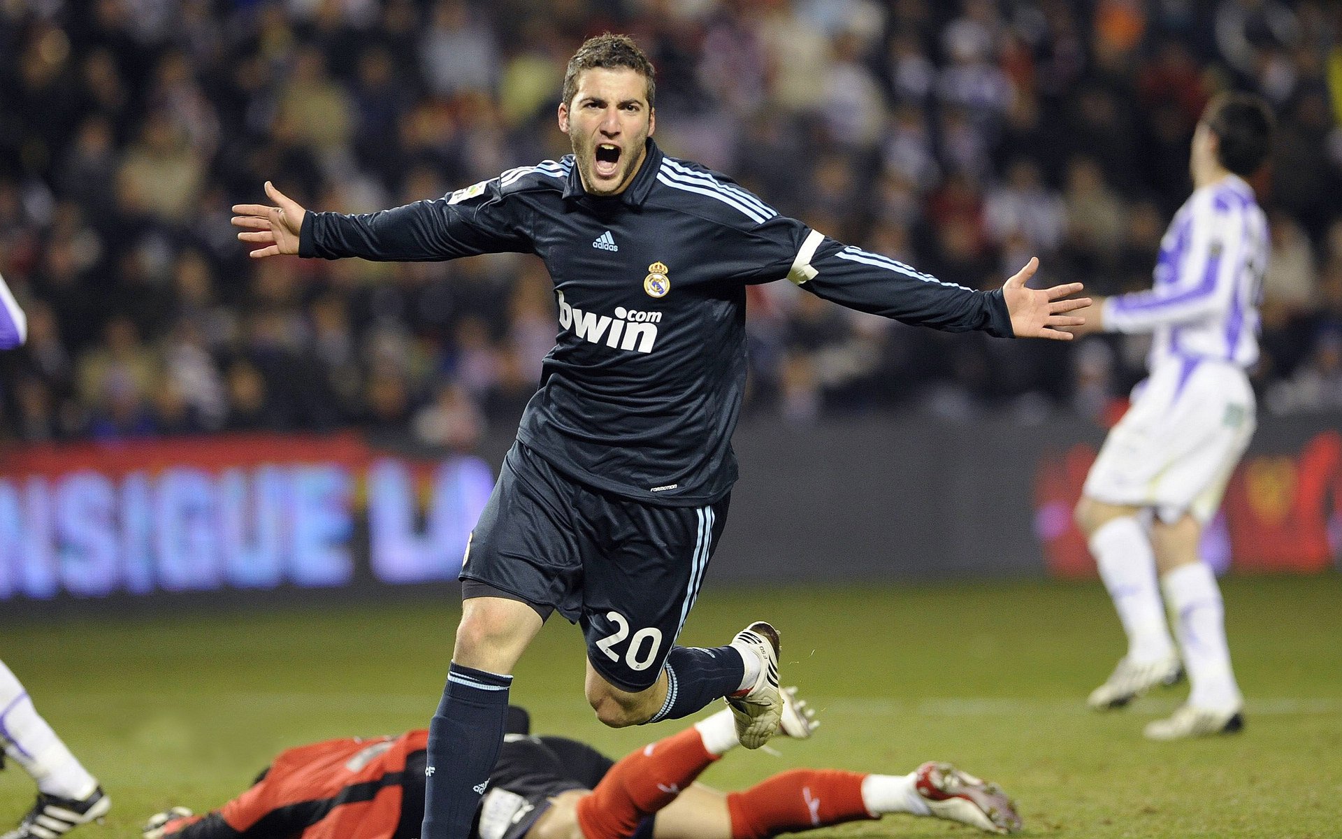 詹姆斯带头组织封闭训练强调纪律优先，詹姆斯谈封盖队友